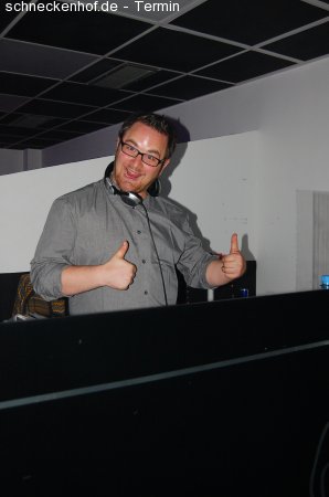 Raumvergnügen mit Deejay Nevs Werbeplakat